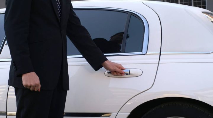 voiture de luxe type limousine chauffeur privé sur la Riviera